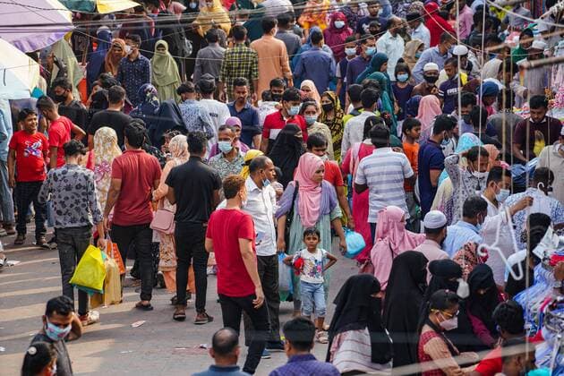 May 12, 2021, Dhaka, Dhaka, Bangladesh: Bangladeshi people not maintaining any social distance while shopping ahead of Eid-Al-Fitr, during the Covid-19 coronavirus pandemic at New Market area in Dhaka, Bangladesh on May 12, 2021. Dhaka Bangladesh - ZUMAc321 20210512_zip_c321_004 Copyright: xZabedxHasnainxChowdhuryx