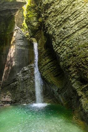 Creative Highlights World Wasserfall in Slowenien im Sommer *** Waterfall in Slovenia in summer 1035308474