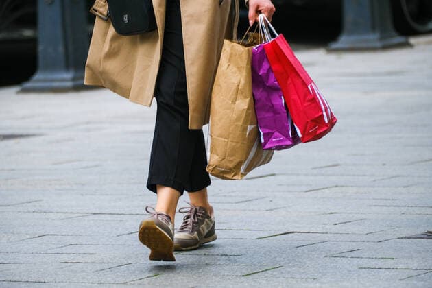 Düsseldorf 12.05.2021 Einkaufen shoppen Einkaufstaschen Papiertaschen Stofftasche Papier Taschen Einkaufsbummel Shoppingmeile Einkaufsmeile Düsseldorf Nordrhein-Westfalen Deutschland