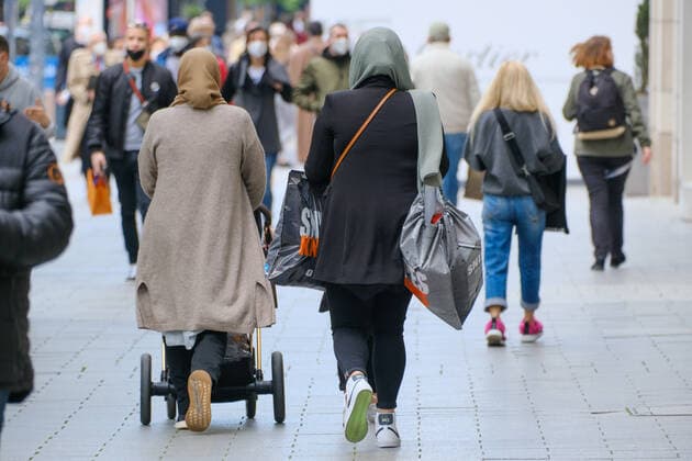 Düsseldorf 12.05.2021 Königsallee Einkaufsmeile Shoppingmeile Einkaufen Shoppen Luxus Geschäft Pandemie Lockdown Covid Corona Maskenpflicht Notbremse shutdown Bundesnotbremse Inzidenz Inzidenzwert Kopftuch Düsseldorf Nordrhein-Westfalen Deutschland
