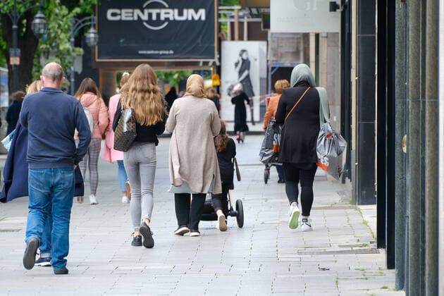 Düsseldorf 12.05.2021 Königsallee Einkaufsmeile Shoppingmeile Einkaufen Shoppen Luxus Geschäft Pandemie Lockdown Covid Corona Maskenpflicht Notbremse shutdown Bundesnotbremse Inzidenz Inzidenzwert Düsseldorf Nordrhein-Westfalen Deutschland