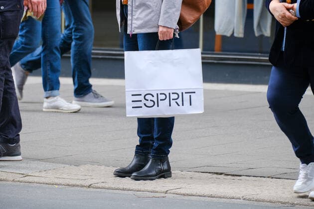 Düsseldorf 12.05.2021 Einkaufen shoppen Einkaufstaschen Papiertaschen Stofftasche Papier Taschen Einkaufsbummel Shoppingmeile Einkaufsmeile Esprit Düsseldorf Nordrhein-Westfalen Deutschland