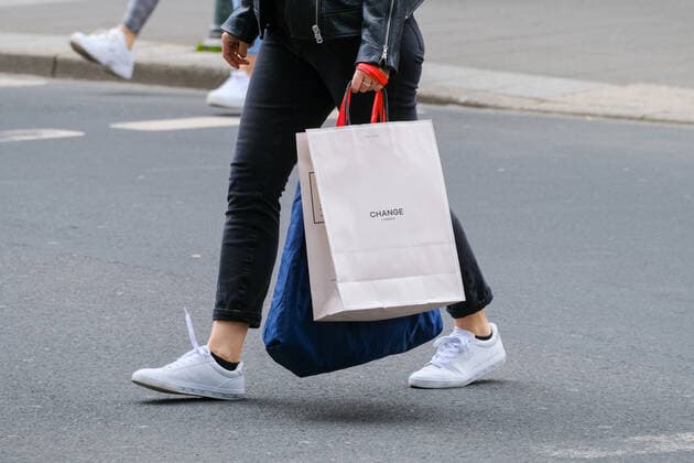Düsseldorf 12.05.2021 Einkaufen shoppen Einkaufstaschen Papiertaschen Stofftasche Papier Taschen Einkaufsbummel Shoppingmeile Einkaufsmeile Change Lingerie Düsseldorf Nordrhein-Westfalen Deutschland