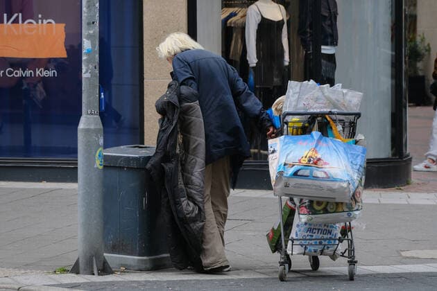 Düsseldorf 12.05.2021 Obdachloser Flaschensammler Abfall Abfalleimer Leergut Flaschenpfand Mülltonne Müll Einkaufswagen Hausrat Düsseldorf Nordrhein-Westfalen Deutschland
