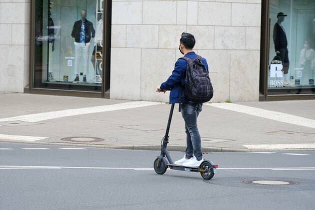 Düsseldorf 12.05.2021 E-Roller Elektroroller Scooter E-Scooter Elektroscooter Elektro-Scooter Rucksack Düsseldorf Nordrhein-Westfalen Deutschland