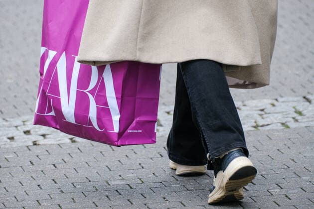 Düsseldorf 12.05.2021 Einkaufen shoppen Einkaufstaschen Papiertaschen Stofftasche Papier Taschen Einkaufsbummel Shoppingmeile Einkaufsmeile Zara Düsseldorf Nordrhein-Westfalen Deutschland