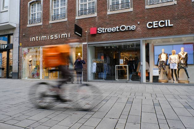 Düsseldorf 12.05.2021 Flinger Strasse Flingerstrasse Einkaufsstrasse Shoppingmeile Einkaufsmeile Corona Pandemie Covid Corona Lockdown Maskenpflicht Masken Einkaufen Einzelhandel Notbremse shutdown Infektionsschutzgesetz Inzidenz Inzidenzwert Bundesnotbremse Fussgängerzone Düsseldorf Nordrhein-Westfalen Deutschland