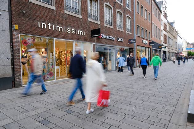 Düsseldorf 12.05.2021 Flinger Strasse Flingerstrasse Einkaufsstrasse Shoppingmeile Einkaufsmeile Corona Pandemie Covid Corona Lockdown Maskenpflicht Masken Einkaufen Einzelhandel Notbremse shutdown Infektionsschutzgesetz Inzidenz Inzidenzwert Bundesnotbremse Fussgängerzone Düsseldorf Nordrhein-Westfalen Deutschland