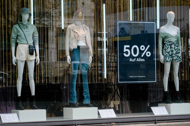 Düsseldorf 12.05.2021 Königsallee Einkaufsmeile Shoppingmeile Einkaufen Shoppen Luxus Geschäft Pandemie Lockdown Covid Corona Maskenpflicht Notbremse shutdown Bundesnotbremse Inzidenz Inzidenzwert Schaufenster Schaufensterfiguren Rabatt Ausverkauf Schaufensterpuppen Düsseldorf Nordrhein-Westfalen Deutschland