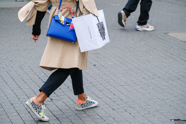 Düsseldorf 12.05.2021 Einkaufen shoppen Einkaufstaschen Papiertaschen Stofftasche Papier Taschen Einkaufsbummel Shoppingmeile Einkaufsmeile Düsseldorf Nordrhein-Westfalen Deutschland
