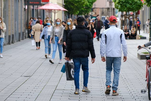 Düsseldorf 12.05.2021 Flinger Strasse Flingerstrasse Einkaufsstrasse Shoppingmeile Einkaufsmeile Corona Pandemie Covid Corona Lockdown Maskenpflicht Masken Einkaufen Einzelhandel Notbremse shutdown Infektionsschutzgesetz Inzidenz Inzidenzwert Bundesnotbremse Fussgängerzone Düsseldorf Nordrhein-Westfalen Deutschland