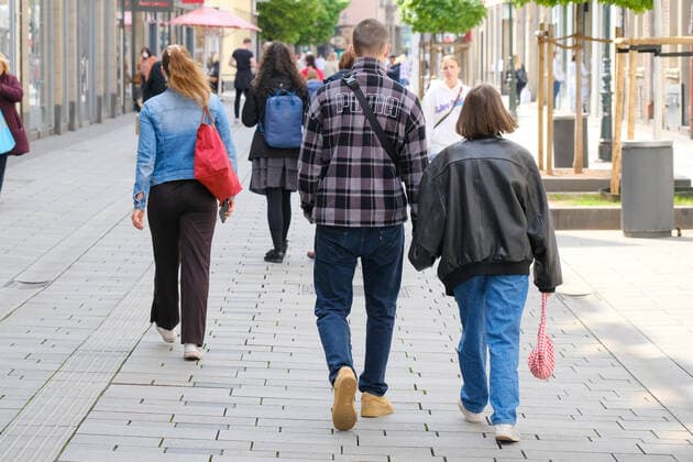 Düsseldorf 12.05.2021 Flinger Strasse Flingerstrasse Einkaufsstrasse Shoppingmeile Einkaufsmeile Corona Pandemie Covid Corona Lockdown Maskenpflicht Masken Einkaufen Einzelhandel Notbremse shutdown Infektionsschutzgesetz Inzidenz Inzidenzwert Bundesnotbremse Fussgängerzone Düsseldorf Nordrhein-Westfalen Deutschland