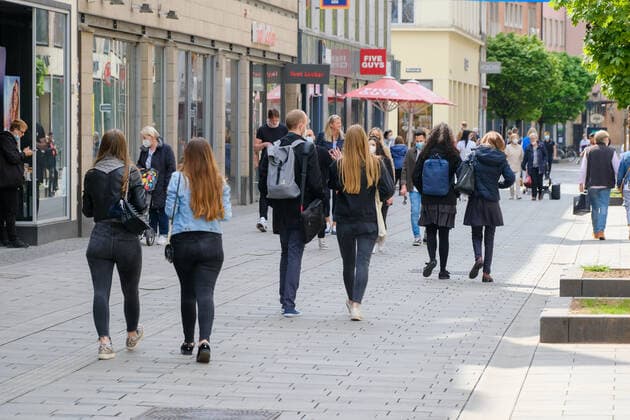 Düsseldorf 12.05.2021 Flinger Strasse Flingerstrasse Einkaufsstrasse Shoppingmeile Einkaufsmeile Corona Pandemie Covid Corona Lockdown Maskenpflicht Masken Einkaufen Einzelhandel Notbremse shutdown Infektionsschutzgesetz Inzidenz Inzidenzwert Bundesnotbremse Fussgängerzone Düsseldorf Nordrhein-Westfalen Deutschland