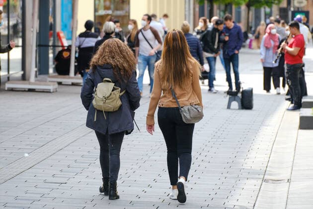 Düsseldorf 12.05.2021 Flinger Strasse Flingerstrasse Einkaufsstrasse Shoppingmeile Einkaufsmeile Corona Pandemie Covid Corona Lockdown Maskenpflicht Masken Einkaufen Einzelhandel Notbremse shutdown Infektionsschutzgesetz Inzidenz Inzidenzwert Bundesnotbremse Fussgängerzone Düsseldorf Nordrhein-Westfalen Deutschland
