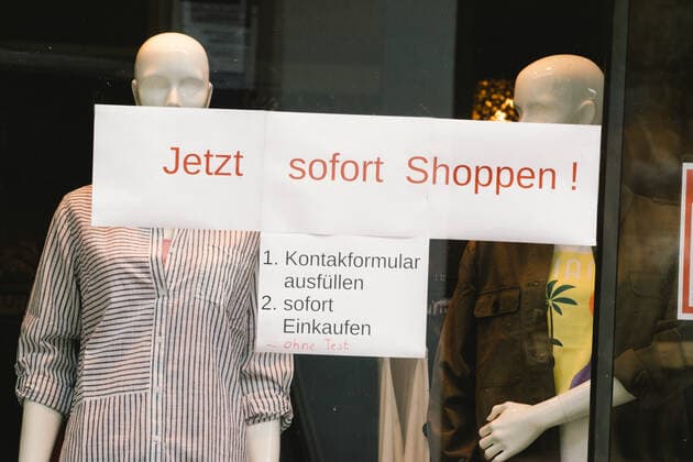Outdoor Dinning Opens In Lippstadt As Lock Down Measure Ease now shopping sign is seen in Lippstadt, Germany on May 12, 2021 as Soest and Lippstadt are two the first model cities to be selected in North Rhine Westphalian begin to relax lock down measture in the region with low infection rates Lippstadt Germany tang-notitle210512_npTTB  Copyright: xYingxTangx