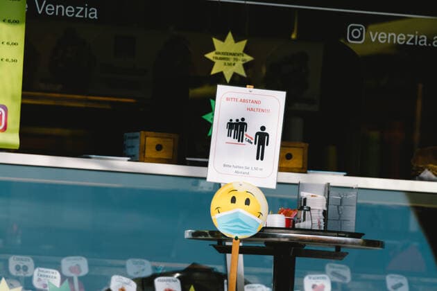 Outdoor Dinning Opens In Soest As Lock Down Measure Ease the mask sign is seen in a outdoor cafe in Soest, Germany on May 12, 2021 as Soest and Lippstadt are two the first model cities to be selected in North Rhine Westphalian begin to relax lock down measture in the region with low infection rates Soest Germany tang-notitle210512_npduX  Copyright: xYingxTangx