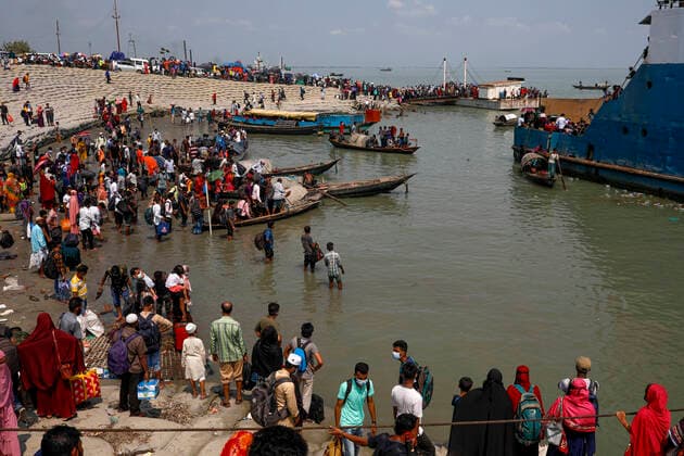 COVID-19 Coronavirus Emergency In Bangladesh People rush with their belongings to board a ferry at Mawa Ferry Terminal to get home to celebrate Eid al-Fitr, after the government imposed coronavirus disease (COVID-19) restrictions on long-route public transport, in Munshiganj, Bangladesh on May 12, 2021. Munshiganj Bangladesh salahuddin-notitle210512_np0K8  Copyright: xKazixSalahuddinxRazux