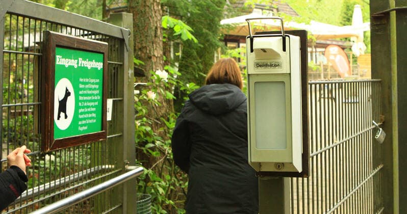 Ein Handdesinfektionsspender im Wildpark Schwarze Berge im niedersächsischen Rosengarten. Rosengarten Niedersachsen