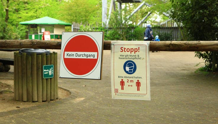 Ein Schild im Wildpark Schwarze Berge im niedersächsischen Rosengarten weist die Besucher darauf hin, dass in diesem Bereich des Parks südlich von Hamburg der Mindesabstand von zwei Metern einzuhalten ist. Rosengarten Niedersachsen