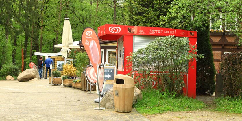 Menschenleerer Gastronomie-Bereich im Wildpark Schwarze Berge im niedersächsischen Rosengarten während der Coronavirus-Pandemie. Besucher haben in dem 50 Hektar großen Wildpark südlich von Hamburg nur Zutritt zur Außengastronomie, wenn sie einen tagesaktuellen negativen Corona-Test vorzeigen können. Rosengarten Hamburg
