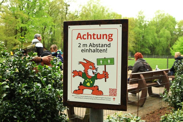 Ein Schild im Wildpark Schwarze Berge im niedersächsischen Rosengarten weist die Besucher darauf hin, dass in diesem Bereich des Parks südlich von Hamburg der Mindesabstand von zwei Metern einzuhalten ist. Rosengarten Niedersachsen
