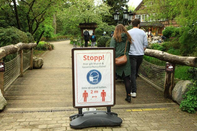 Besucher im Wildpark Schwarze Berge im niedersächsischen Rosengarten während der Coronavirus-Pandemie. Rosengarten Niedersachsen