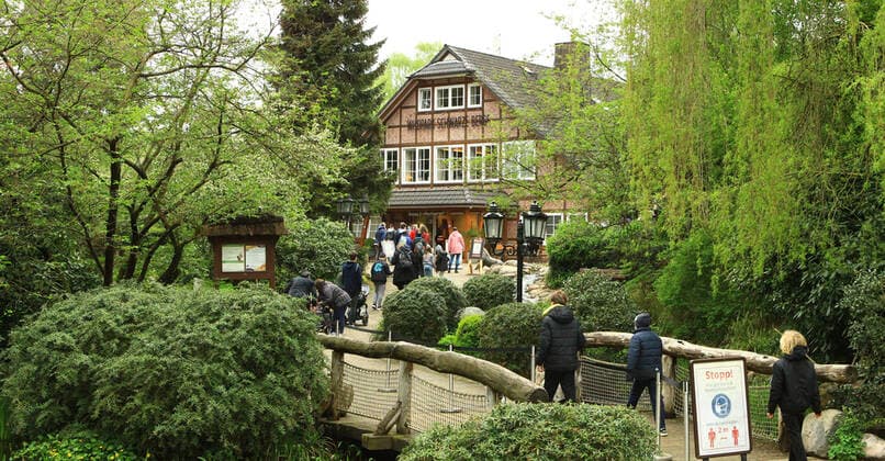 Besucher im Wildpark Schwarze Berge im niedersächsischen Rosengarten während der Coronavirus-Pandemie. Rosengarten Niedersachsen
