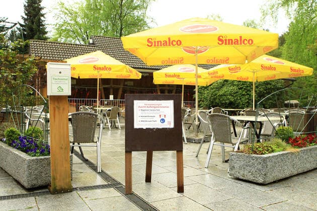 Menschenleerer Gastronomie-Bereich im Wildpark Schwarze Berge im niedersächsischen Rosengarten während der Coronavirus-Pandemie. Besucher haben in dem 50 Hektar großen Wildpark südlich von Hamburg nur Zutritt zur Außengastronomie, wenn sie einen tagesaktuellen negativen Corona-Test vorzeigen können. Rosengarten Hamburg
