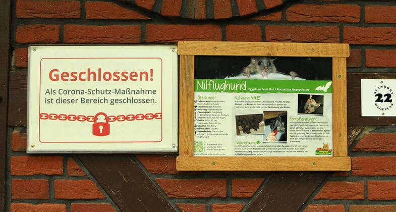 Im Wildpark Schwarze Berge im niedersächsischen Rosengarten weist ein Schild Besucher darauf hin, dass in dieser Bereich wegen der Corona-Schutzmaßnahmen geschlossen ist. Rosengarten Niedersachsen