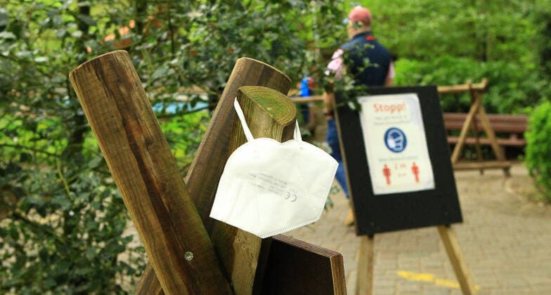 An einem Pfahl im Wildpark Schwarze Berge im niedersächsischen Rosengarten hängt eine Mund-Nasen-Maske. In dem Park südlich von Hamburg besteht in bestimmten Bereichen Maskenpflicht. Rosengarten Niedersachsen
