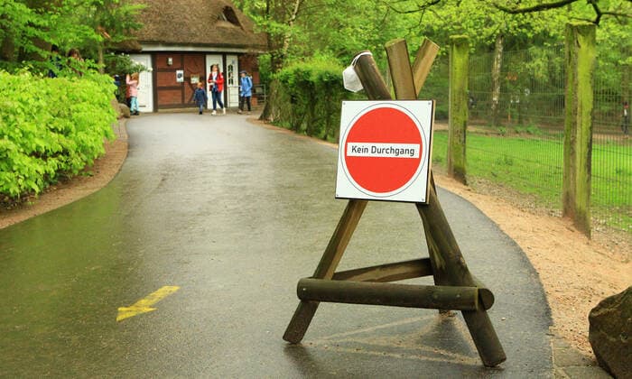 Wegweiser im Wildpark Schwarze Berge im niedersächsischen Rosengarten während der Coronavirus-Pandemie. Rosengarten Niedersachsen