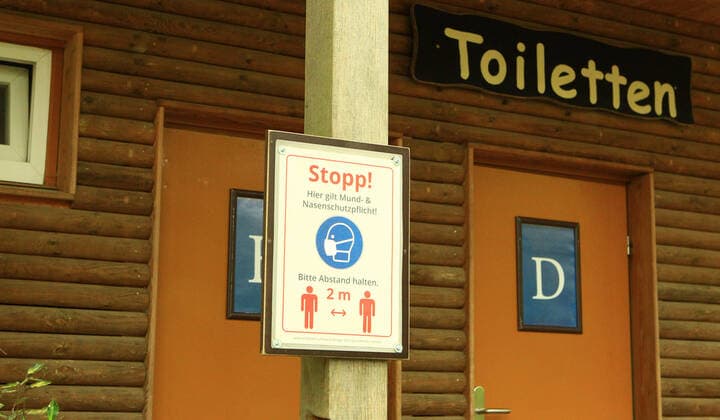 Ein Schild im Wildpark Schwarze Berge im niedersächsischen Rosengarten weist die Besucher darauf hin, dass im Toiletten-Bereich des Parks südlich von Hamburg Maskenpflicht besteht. Rosengarten Niedersachsen