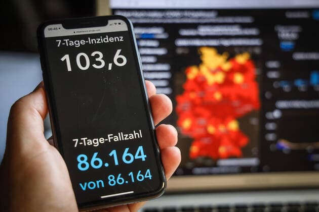 News Bilder des Tages Coronavirus in Deutschland - Covid-19-Dashboard des Robert Koch-Institut 13.05.2021: Robert Koch-Institut: 7-Tage-Inzidenz 103,6. 7-Tage-Fallzahl 86.164. COVID-19-Fälle 3.565.704. Zugang um 17.419 gegenüber dem Vortag. COVID-19-Todesfälle 85.658. Zugang um 278 gegenüber dem Vortag.