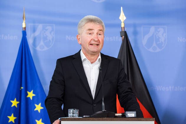 Coronavirus - Landesregierung NRW Andreas Pinkwart (FDP), Wirtschaftsminister von Nordrhein-Westfalen spricht während einer Pressekonferenz. Pinkwart informierte zur aktuellen Lage in der Corona-Pandemie. Düsseldorf Nordrhein-Westfalen Deutschland