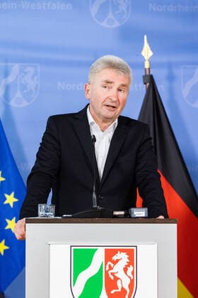 Coronavirus - Landesregierung NRW Andreas Pinkwart (FDP), Wirtschaftsminister von Nordrhein-Westfalen spricht während einer Pressekonferenz. Pinkwart informierte zur aktuellen Lage in der Corona-Pandemie. Düsseldorf Nordrhein-Westfalen Deutschland