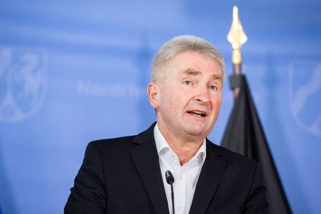 Coronavirus - Landesregierung NRW Andreas Pinkwart (FDP), Wirtschaftsminister von Nordrhein-Westfalen spricht während einer Pressekonferenz. Pinkwart informierte zur aktuellen Lage in der Corona-Pandemie. Düsseldorf Nordrhein-Westfalen Deutschland