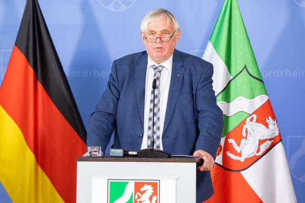 Coronavirus - Landesregierung NRW Karl-Josef Laumann (CDU), Gesundheitsminister von Nordrhein-Westfalen, spricht während einer Pressekonferenz. Laumann informierte zur aktuellen Lage in der Corona-Pandemie. Düsseldorf Nordrhein-Westfalen Deutschland