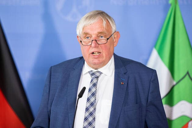 Coronavirus - Landesregierung NRW Karl-Josef Laumann (CDU), Gesundheitsminister von Nordrhein-Westfalen, spricht während einer Pressekonferenz. Laumann informierte zur aktuellen Lage in der Corona-Pandemie. Düsseldorf Nordrhein-Westfalen Deutschland