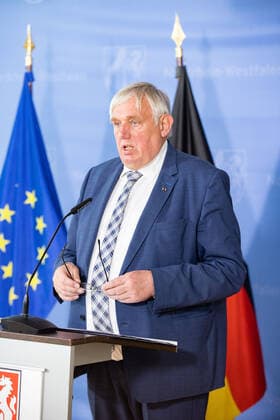 Coronavirus - Landesregierung NRW Karl-Josef Laumann (CDU), Gesundheitsminister von Nordrhein-Westfalen, spricht während einer Pressekonferenz. Laumann informierte zur aktuellen Lage in der Corona-Pandemie. Düsseldorf Nordrhein-Westfalen Deutschland