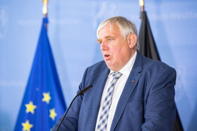 Coronavirus - Landesregierung NRW Karl-Josef Laumann (CDU), Gesundheitsminister von Nordrhein-Westfalen, spricht während einer Pressekonferenz. Laumann informierte zur aktuellen Lage in der Corona-Pandemie. Düsseldorf Nordrhein-Westfalen Deutschland