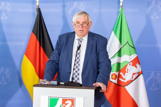Coronavirus - Landesregierung NRW Karl-Josef Laumann (CDU), Gesundheitsminister von Nordrhein-Westfalen, spricht während einer Pressekonferenz. Laumann informierte zur aktuellen Lage in der Corona-Pandemie. Düsseldorf Nordrhein-Westfalen Deutschland