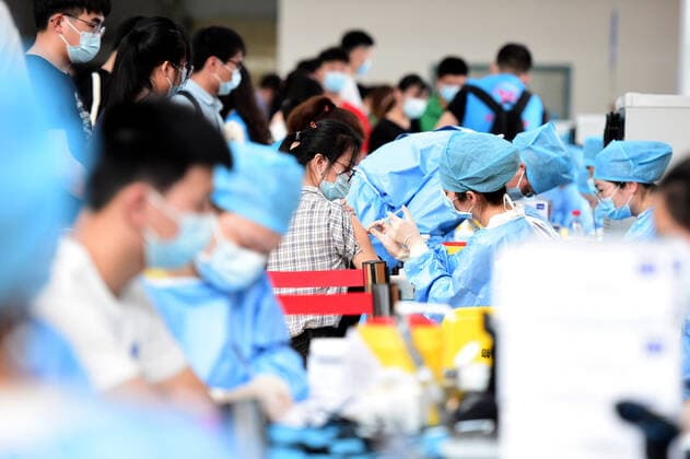 (210513) -- HEFEI, May 13, 2021 -- Faculty members and students receive COVID-19 vaccines at a vaccination site at Anhui Agricultural University in Hefei, east China s Anhui Province, May 13, 2021. ) CHINA-ANHUI-HEFEI-COVID-19-VACCINATION-CAMPUS (CN) HuangxBohan 