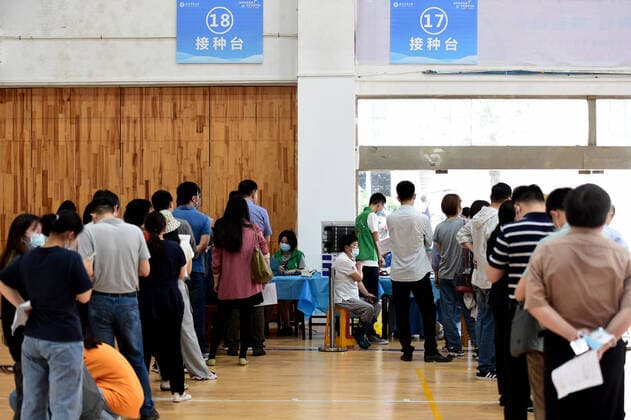 (210513) -- HEFEI, May 13, 2021 -- Faculty members and students wait in line to receive COVID-19 vaccines at a vaccination site at Anhui Agricultural University in Hefei, east China s Anhui Province, May 13, 2021. ) CHINA-ANHUI-HEFEI-COVID-19-VACCINATION-CAMPUS (CN) HuangxBohan 