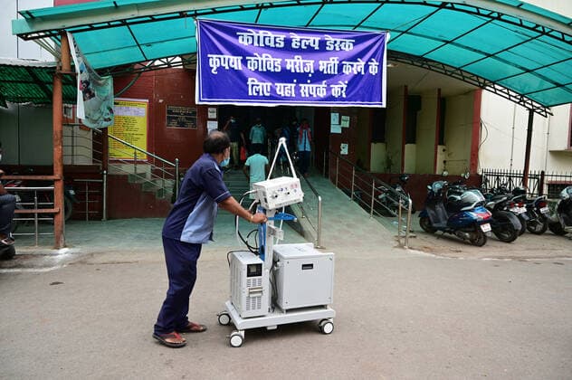 May 13, 2021, Prayagraj, Uttar Pradesh, India: Prayagraj: Medical workers carrying Ventilator machine at Swaroop Rani Nehru Hospital in Prayagraj on Thursday, May 13, 2021. Prayagraj India - ZUMAv115 20210513_zap_v115_001 Copyright: xPrabhatxKumarxVermax