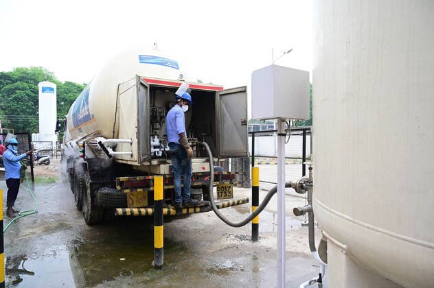 May 13, 2021, Prayagraj, Uttar Pradesh, India: Prayagraj: A worker unload liquid oxygen from a truck to an Oxygen plant at Swaroop Rani Nehru Hospital in Prayagraj on Thursday, May 13, 2021. Prayagraj India - ZUMAv115 20210513_zap_v115_009 Copyright: xPrabhatxKumarxVermax