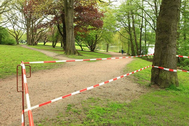 Nahezu menschenleerer Hamburger Stadtpark an Christi Himmelfahrt. Wegen der Kontaktbeschränkungen waren am Vatertag 2021 nur sehr wenige Menschen im Stadtpark unterwegs, der in der Vor-Pandemie-Zeit ein Hotspot von Vatertags-Touren war. Winterhude Hamburg