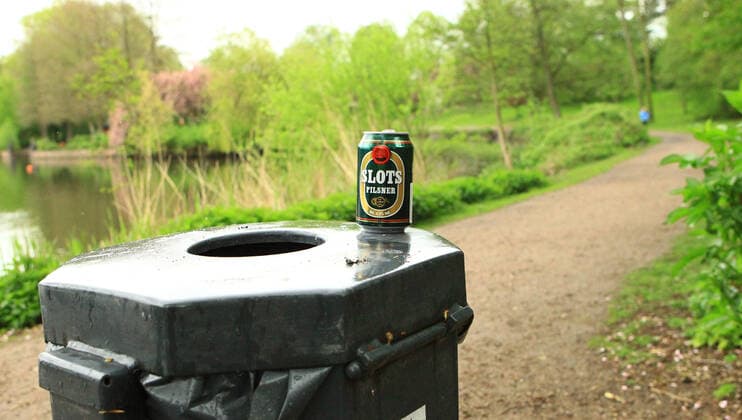 Nahezu menschenleerer Hamburger Stadtpark an Christi Himmelfahrt. Wegen der Kontaktbeschränkungen waren am Vatertag 2021 nur sehr wenige Menschen im Stadtpark unterwegs, der in der Vor-Pandemie-Zeit ein Hotspot von Vatertags-Touren war. Winterhude Hamburg