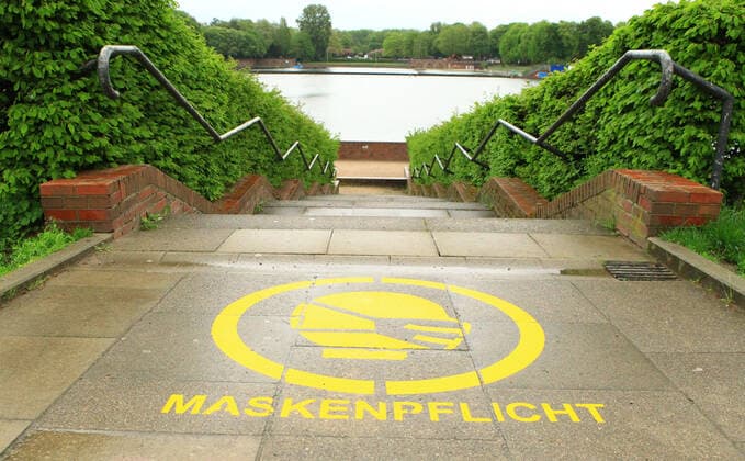 Nahezu menschenleerer Hamburger Stadtpark an Christi Himmelfahrt. Wegen der Kontaktbeschränkungen waren am Vatertag 2021 nur sehr wenige Menschen im Stadtpark unterwegs, der in der Vor-Pandemie-Zeit ein Hotspot von Vatertags-Touren war. Winterhude Hamburg
