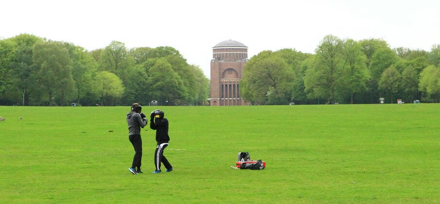 Nahezu menschenleerer Hamburger Stadtpark an Christi Himmelfahrt. Wegen der Kontaktbeschränkungen waren am Vatertag 2021 nur sehr wenige Menschen im Stadtpark unterwegs, der in der Vor-Pandemie-Zeit ein Hotspot von Vatertags-Touren war. Winterhude Hamburg