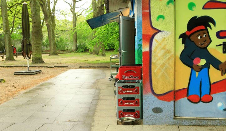 Verkaufsstand im nahezu menschenleeren Hamburger Stadtpark an Christi Himmelfahrt. Wegen der Kontaktbeschränkungen waren am Vatertag 2021 nur sehr wenige Menschen im Stadtpark unterwegs, der in der Vor-Pandemie-Zeit ein Hotspot von Vatertags-Touren war. Winterhude Hamburg